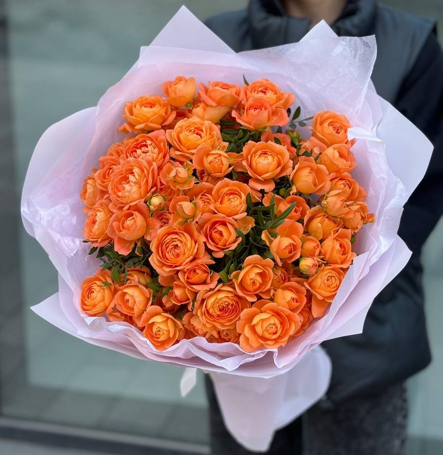Букет из 15 мандариновых кустовых пионовидных роз с зеленью