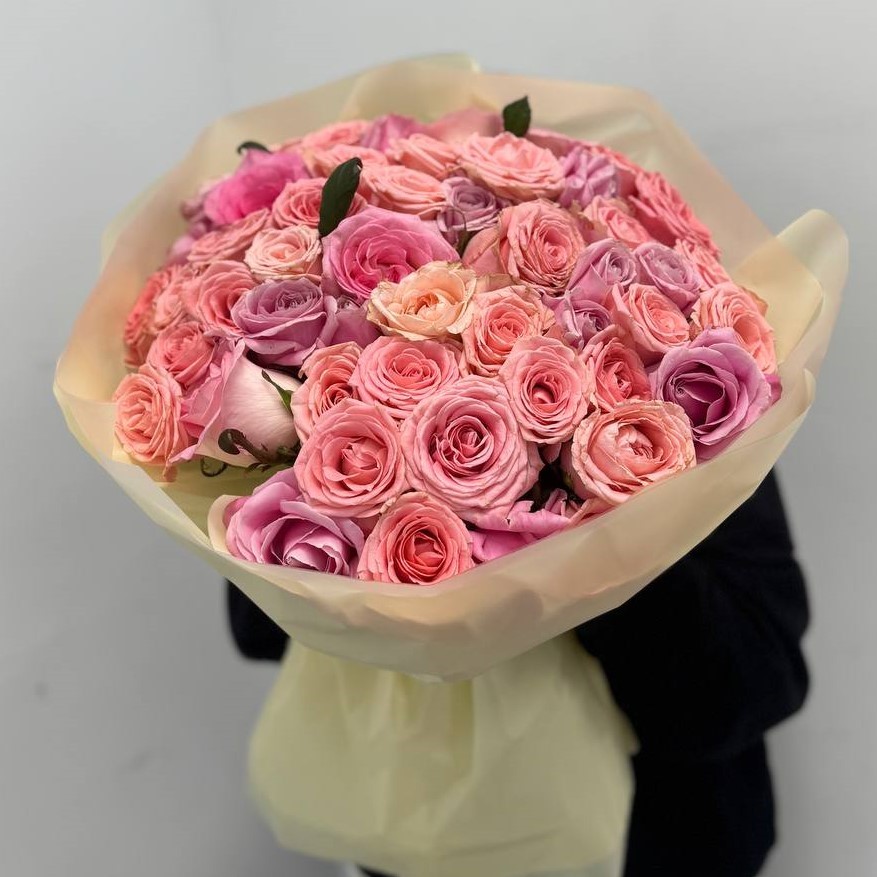 51 розовая роза в оформлении