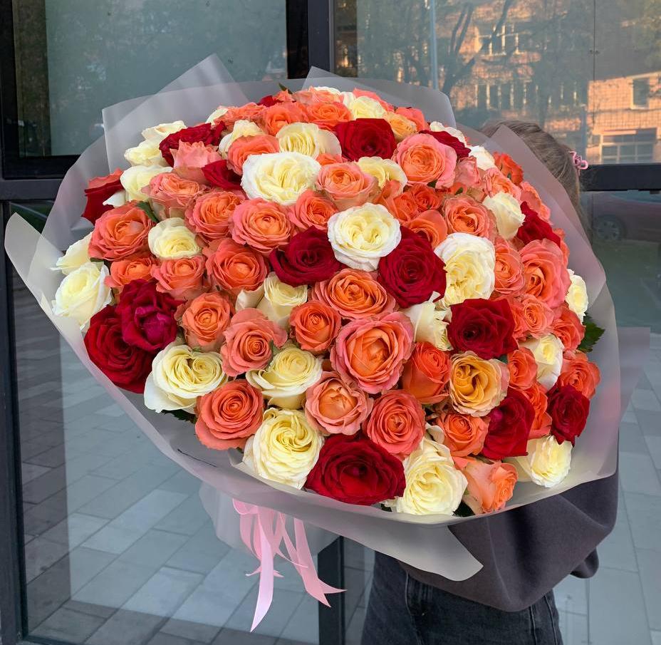Акция! 101 разноцветная роза 50/60 см в оформлении