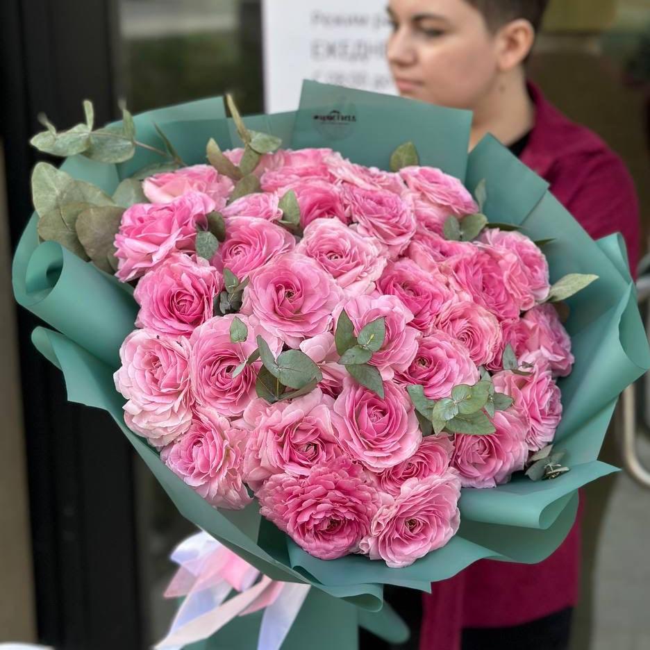 Букет "35 розовых ранункулюсов с эвкалиптом"