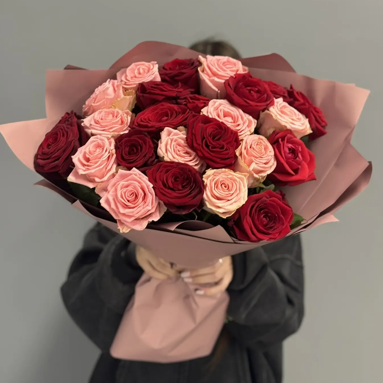 25 красных и розовых роз в оформлении