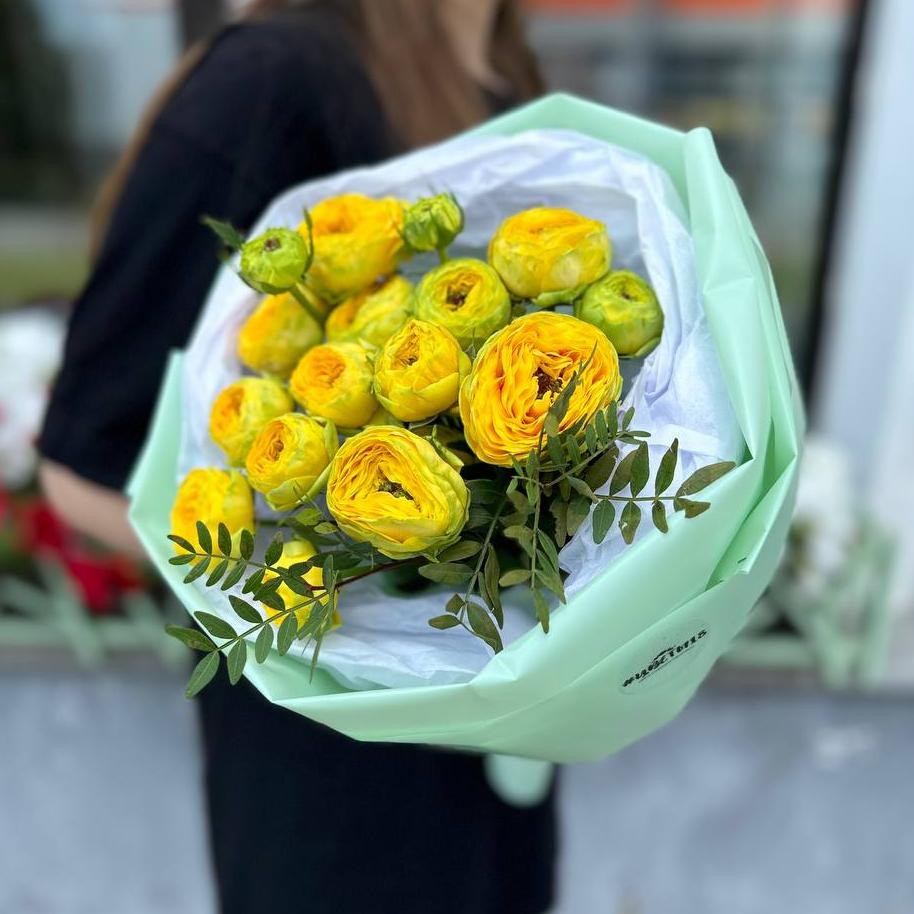 Букет из лимонных кустовых пионовидных роз и зелени