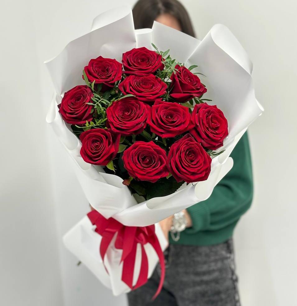 Букет "11 бордовых роз 50/60 см с зеленью"