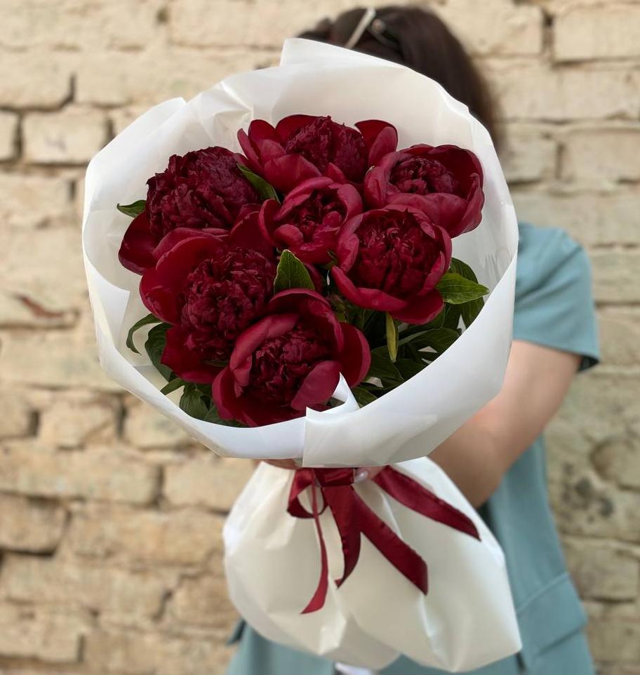 Букет из 7 сочных бордовых пионов