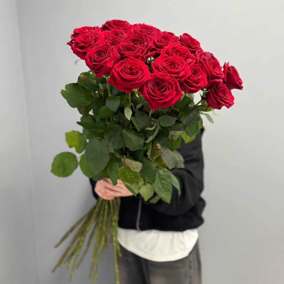 25 красных роз 90 см под ленту