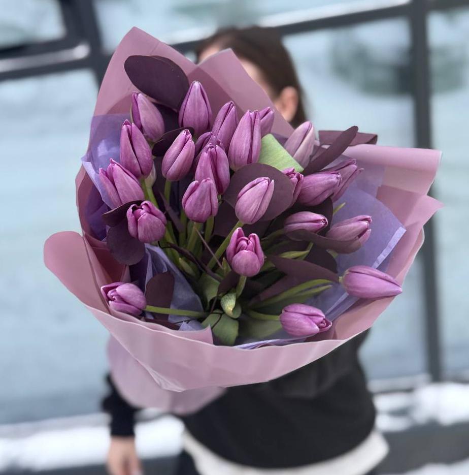 25 тюльпанов с эвкалиптом в оформлении