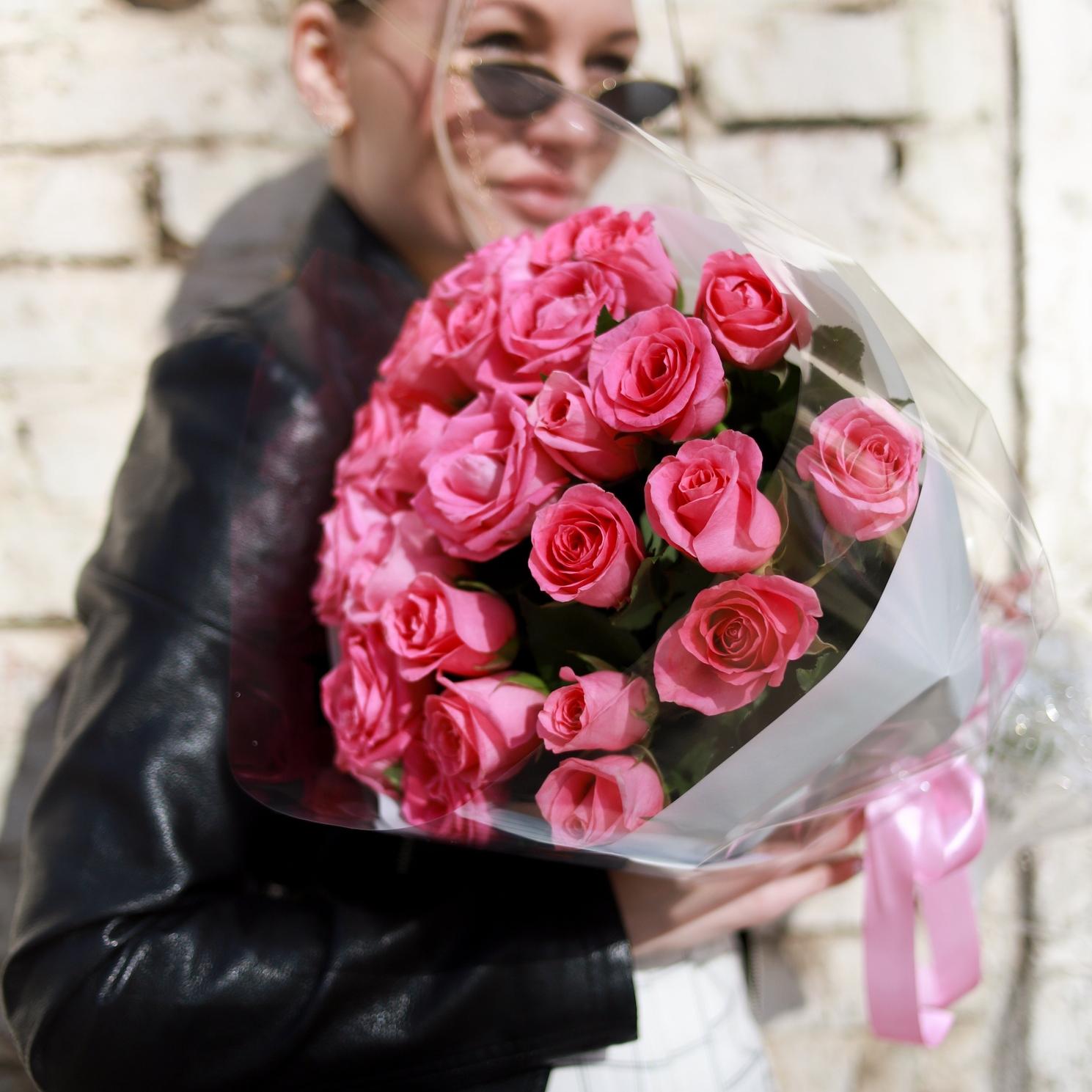 Букет 25 ярко-розовых роз 40 см