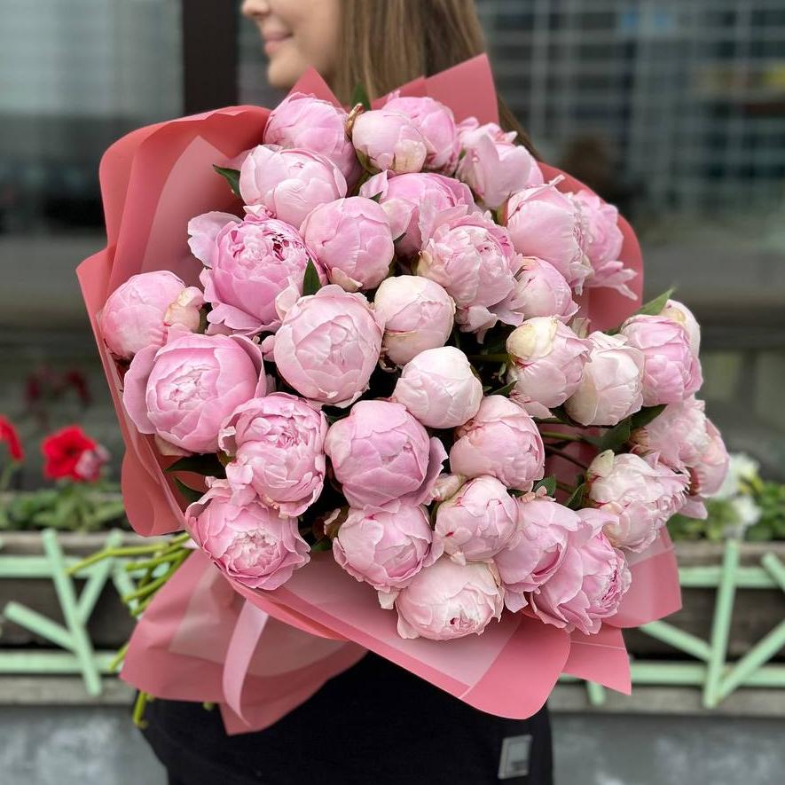 Букет из 35 розовых пионов