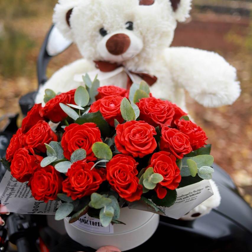 Композиция из алых кружевных роз с Мишкой