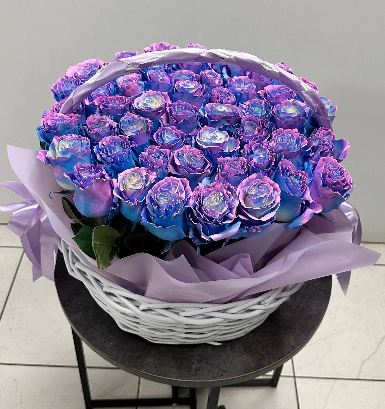 51 неоновая роза в корзине