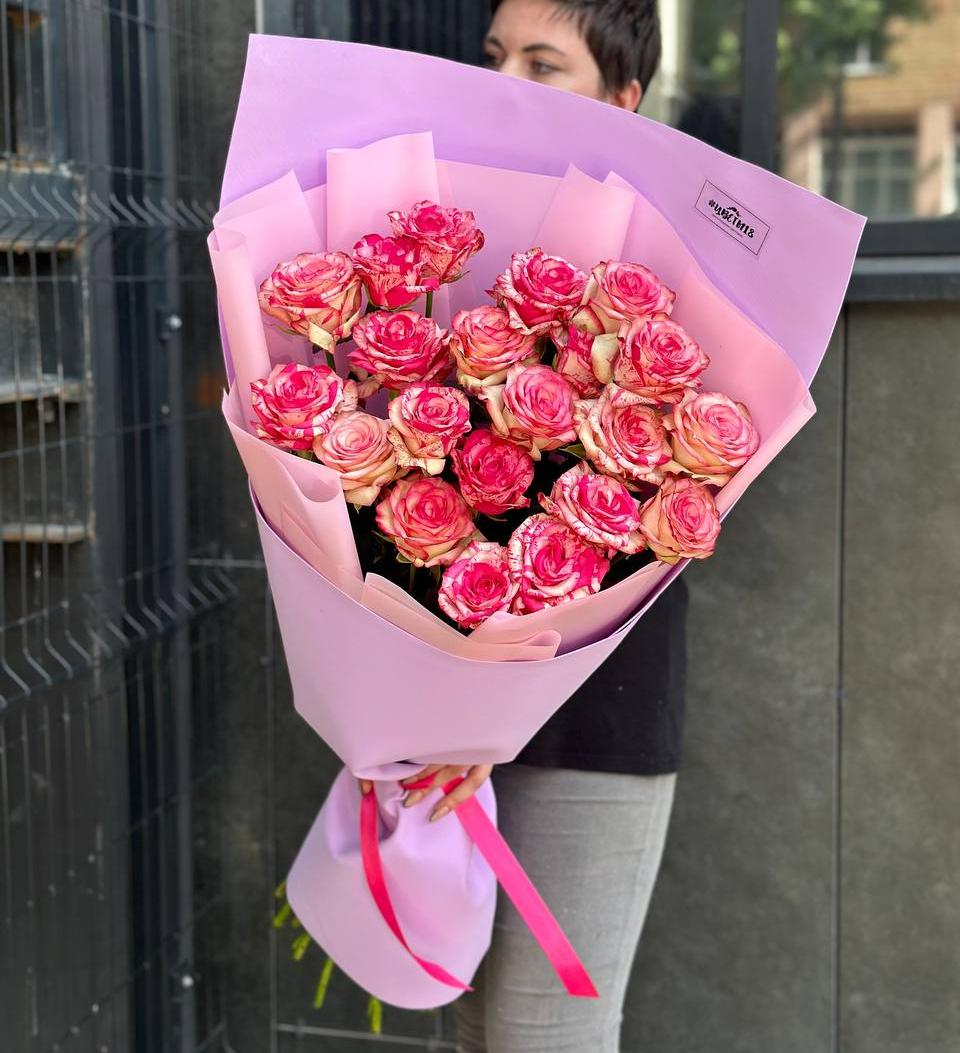 Гигант из бело-розовых пятнистых роз L