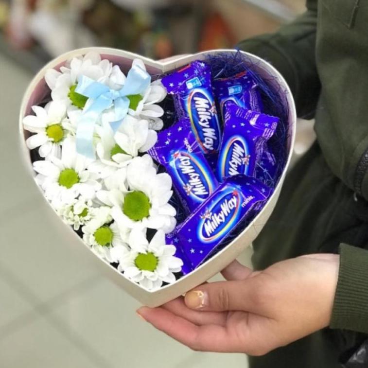 Композиция "Ромашки с Milky Way"
