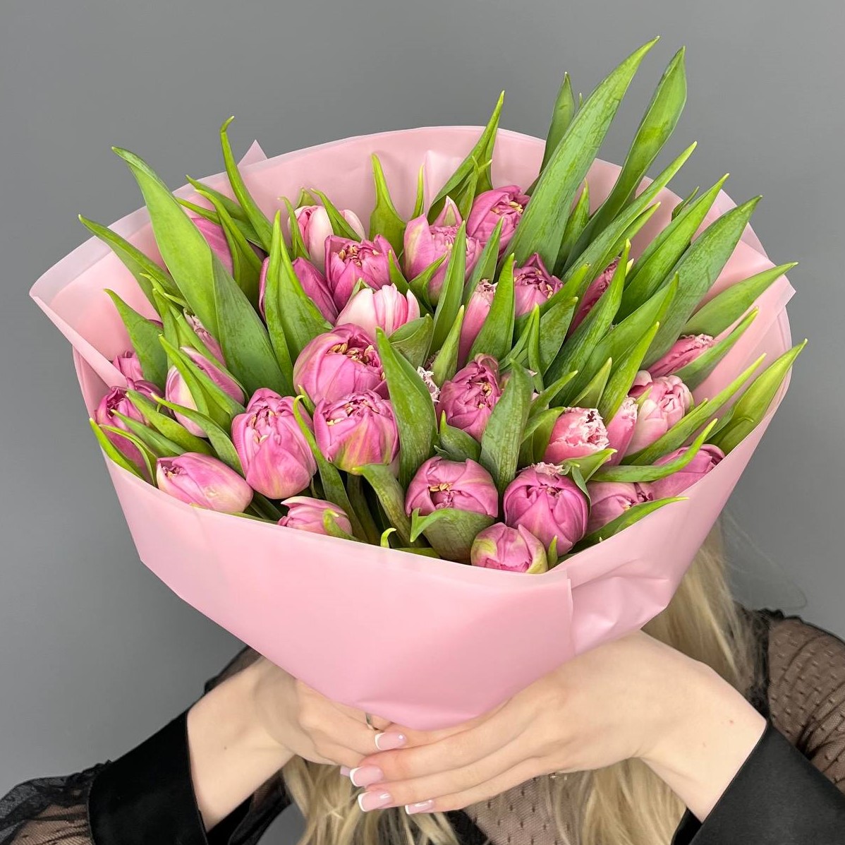 35 нежно-розовых пионовидных тюльпанов