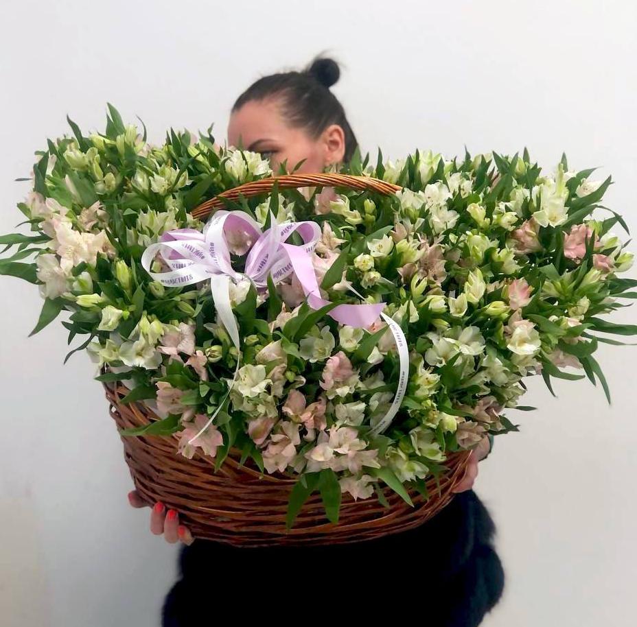 Композиция "101 альстромерия в корзине"