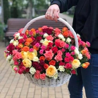 Композиция "61 разноцветная кустовая роза в корзине"