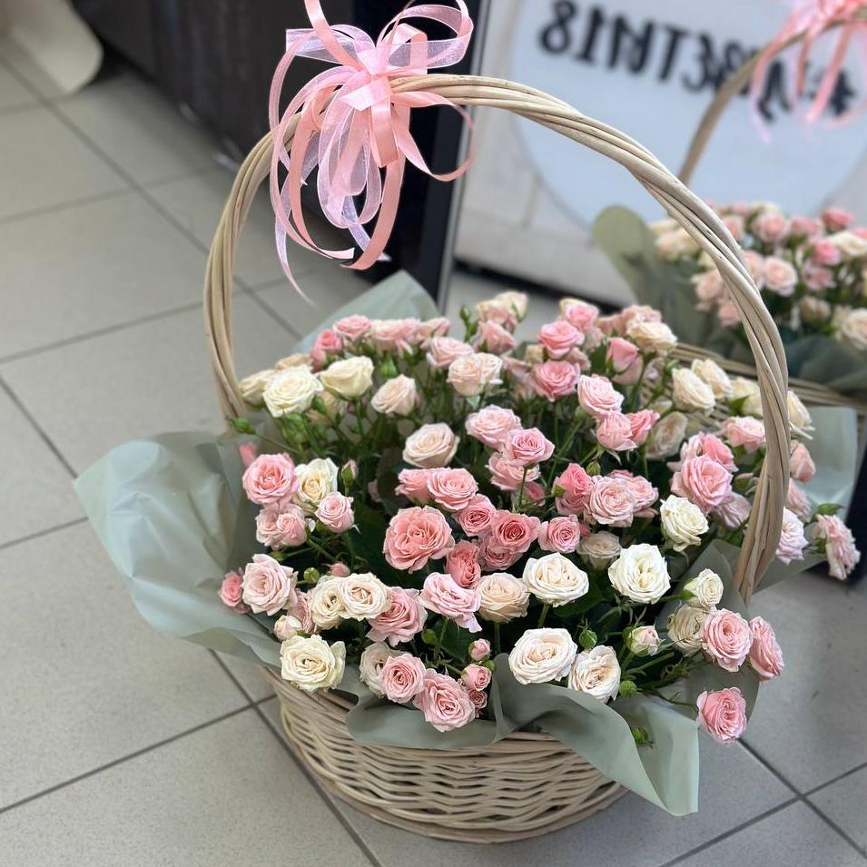 Композиция "25 кустовых роз в корзине"