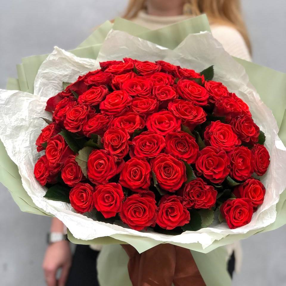 Букет из 51 алой кружевной розы 50/60 см