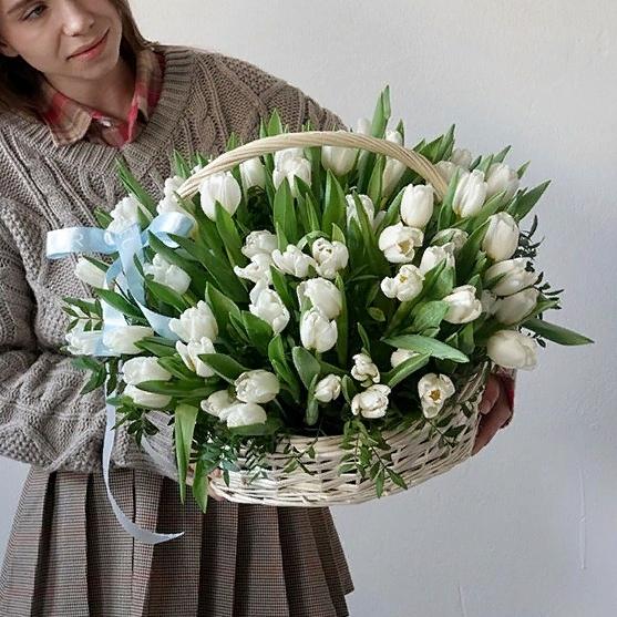 Композиция "101 белый тюльпан с зеленью в корзине"