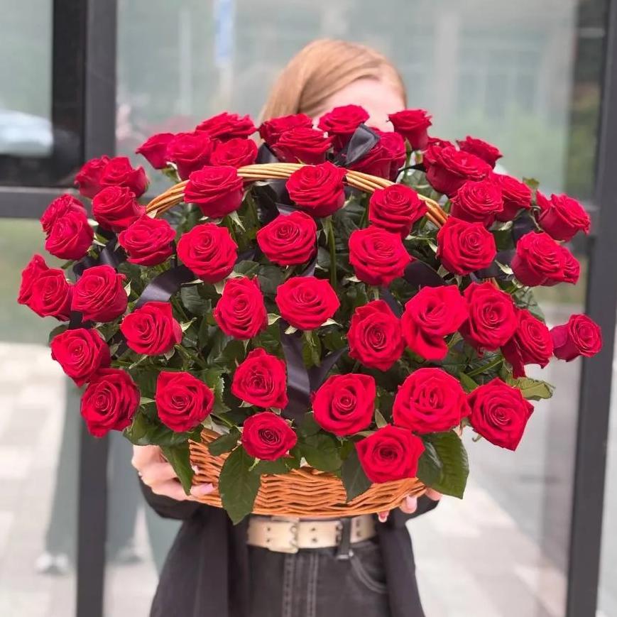 60 красных роз 50/60см в корзине