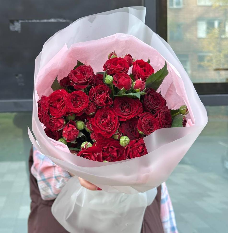 7 красных кустовых пионовидных роз 40/50 см