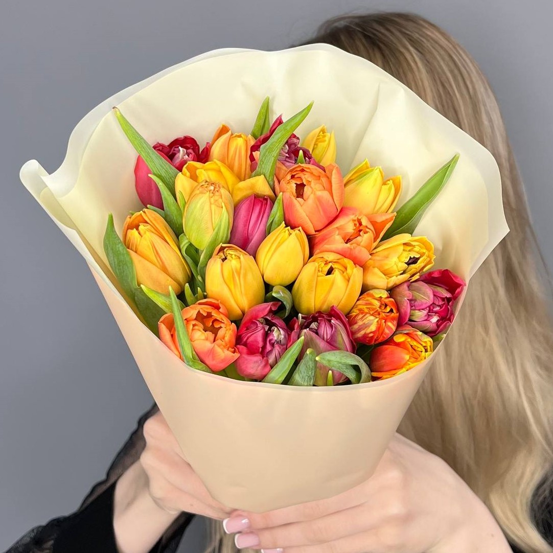 21 яркий пионовидный тюльпан