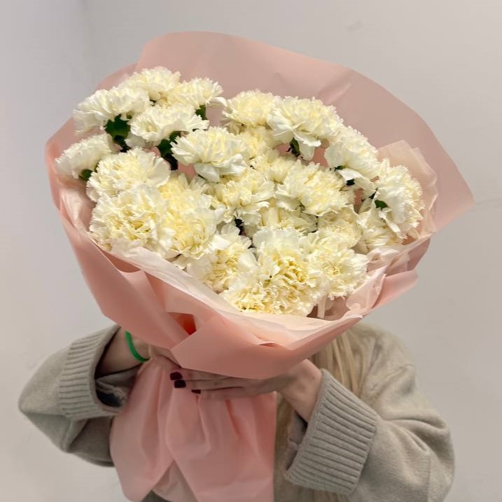 25 белых диантусов