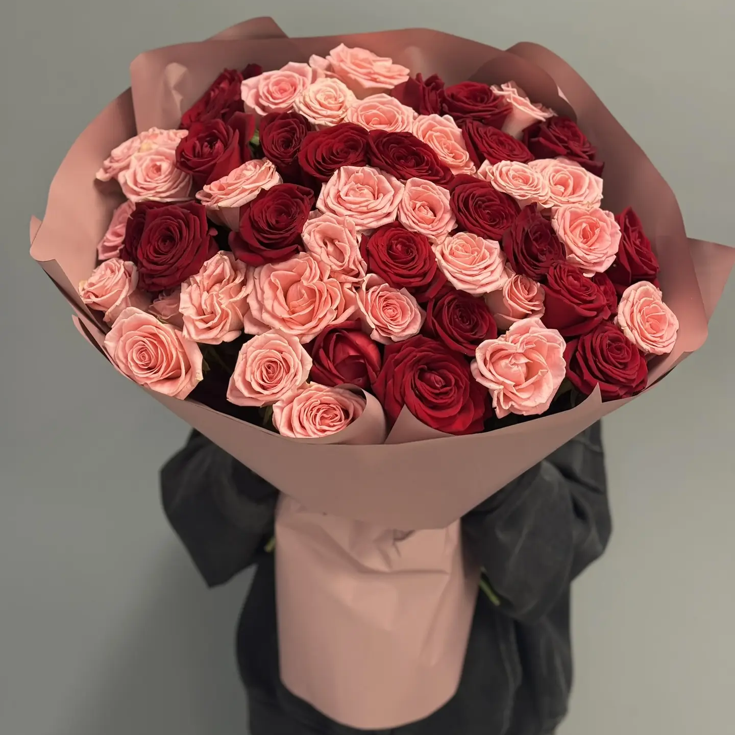 51 красная и розовая роза в оформлении