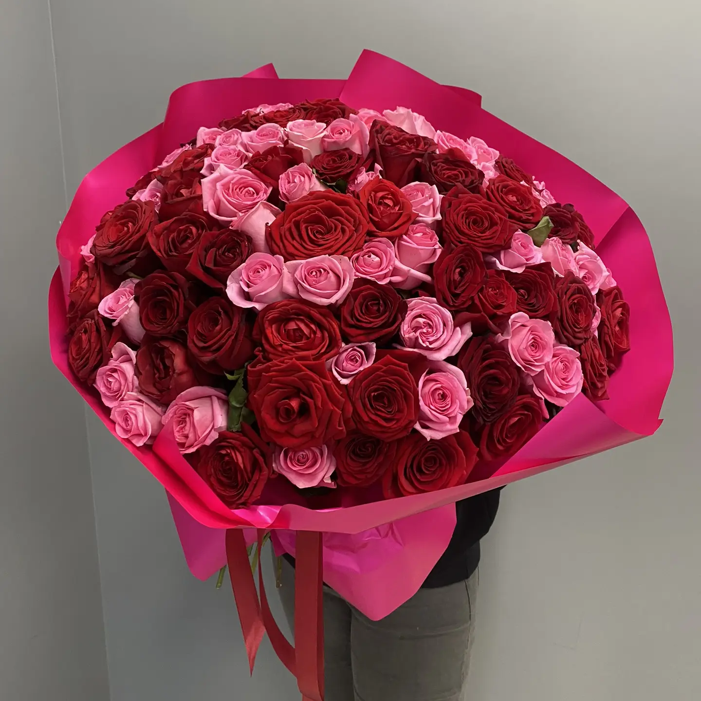 111 красных и розовых роз в оформлении