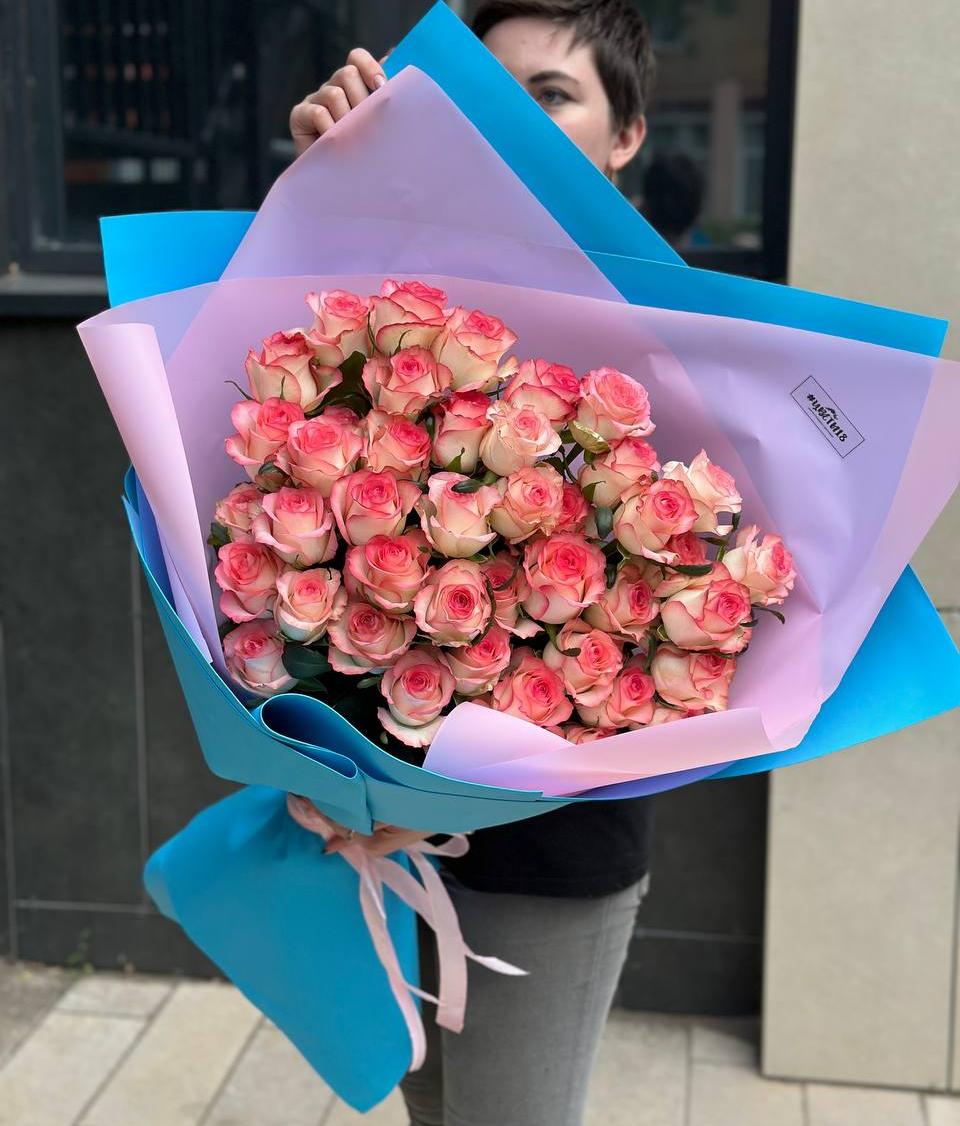 Гигант из бело-розовых роз XL