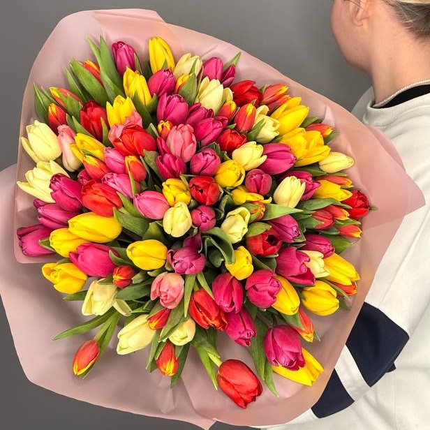 Букет из 101 тюльпана в оформлении