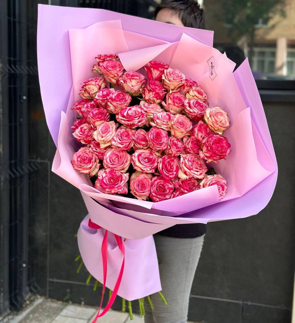 Гигант из бело-розовых пятнистых роз XL