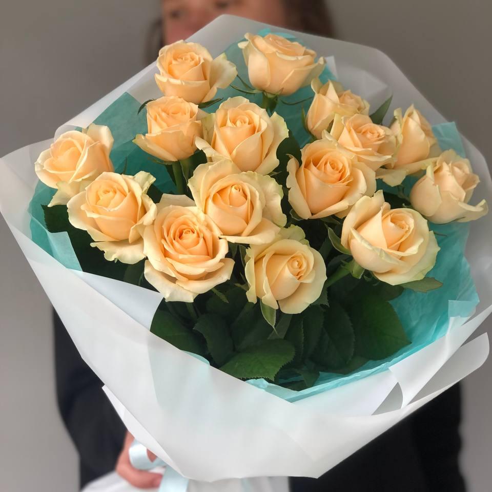 Букет из 15 персиковых роз 50/60 см