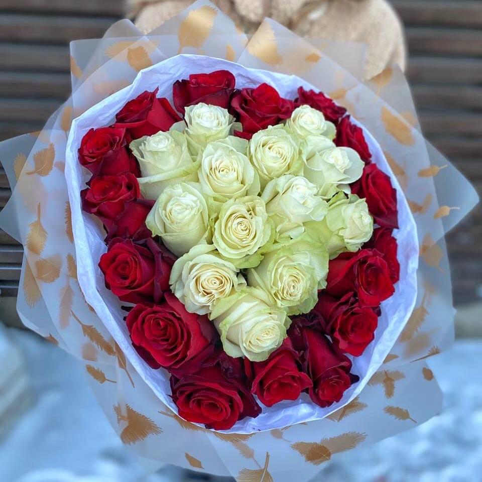 Сердце из красных и белых роз