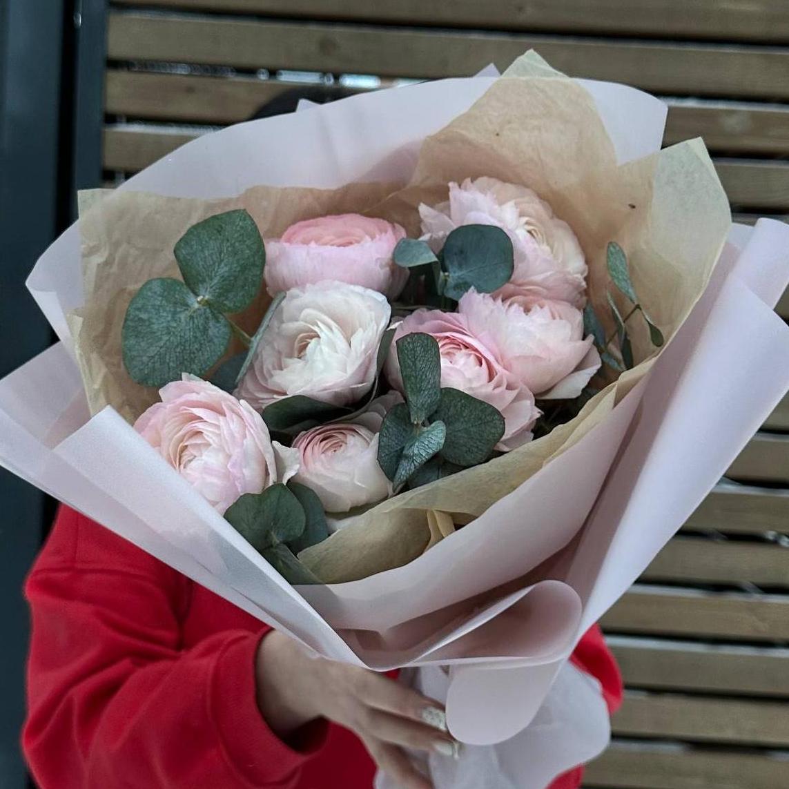 7 розовых ранункулюсов с эвкалиптом