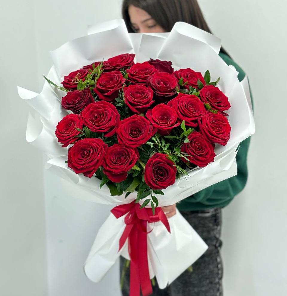 Букет "21 бордовая роза 50/60 см с зеленью"