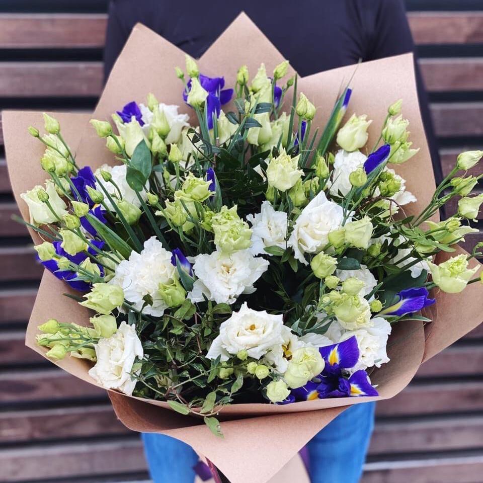 Букет "Эустома и ирисы"