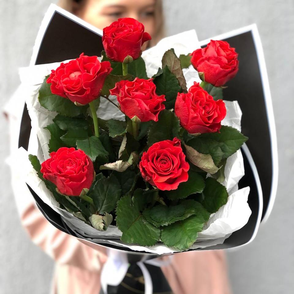 Букет из 7 алых кружевных роз 50/60 см