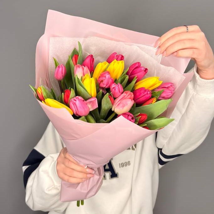 Букет из 25 разноцветных тюльпанов