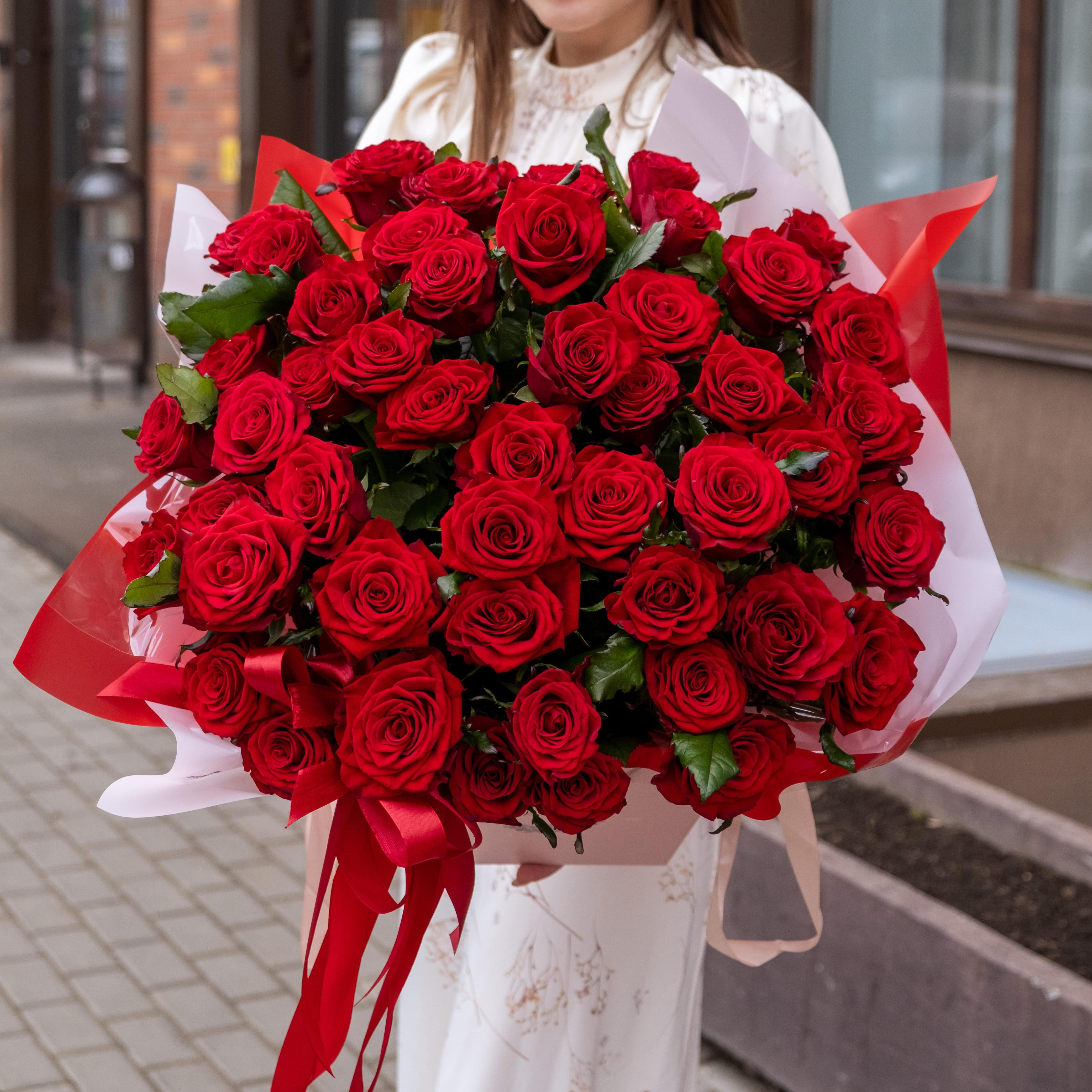 Композиция "51 красная роза в кашпо"