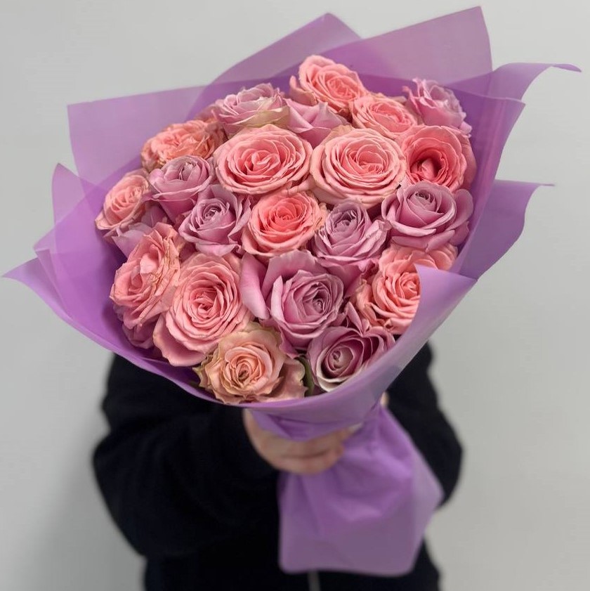 25 розовых роз в оформлении