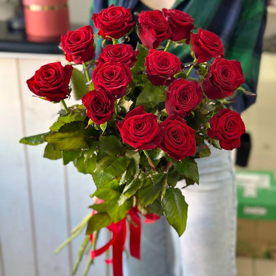 Букет из 15 красных роз 70/80 см под ленту