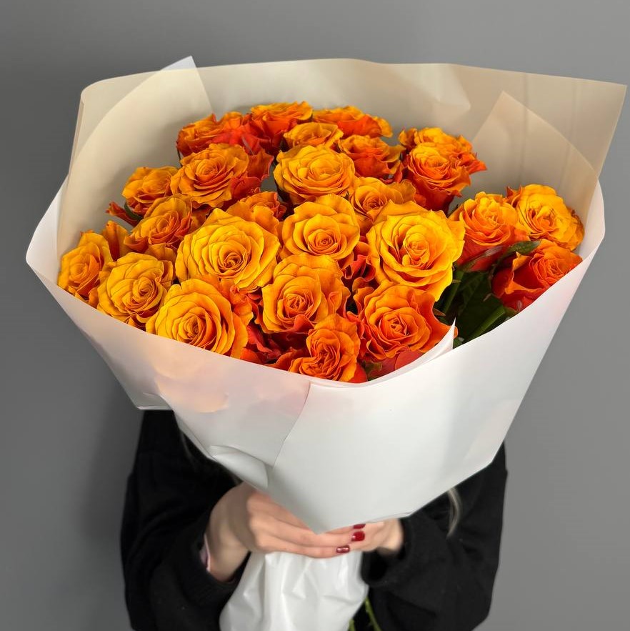 25 апельсиновых пионовидных роз 70 см в оформлении