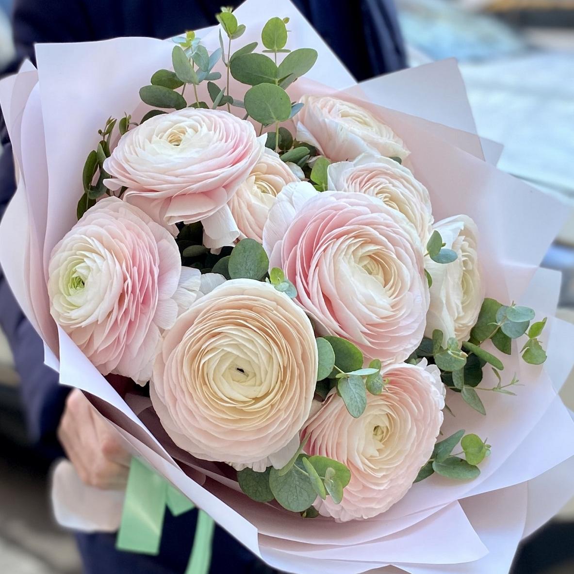 Букет из ранункулюсов и эвкалипта М