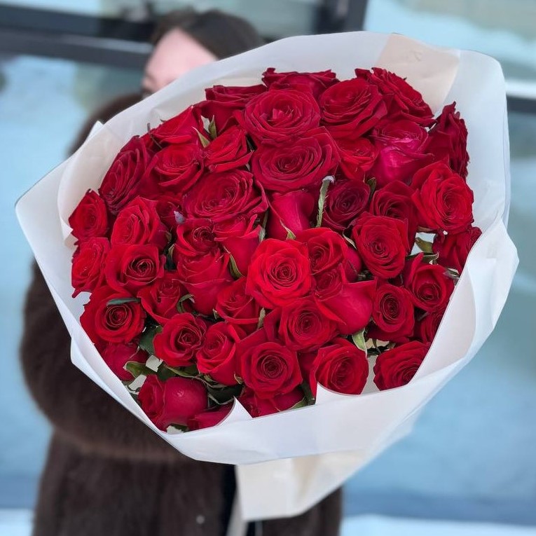 51 красная роза в оформлении