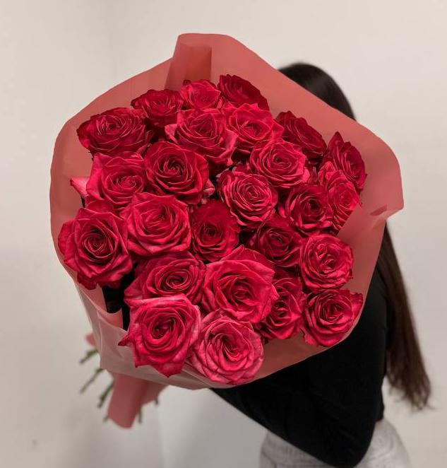 25 вишневых роз 70/80 см в оформлении