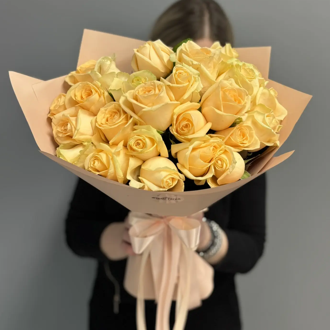 25 кремовых роз в оформлении