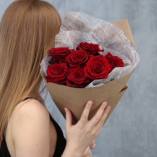 Букет из 7 красных роз 50/60 см в оформлении