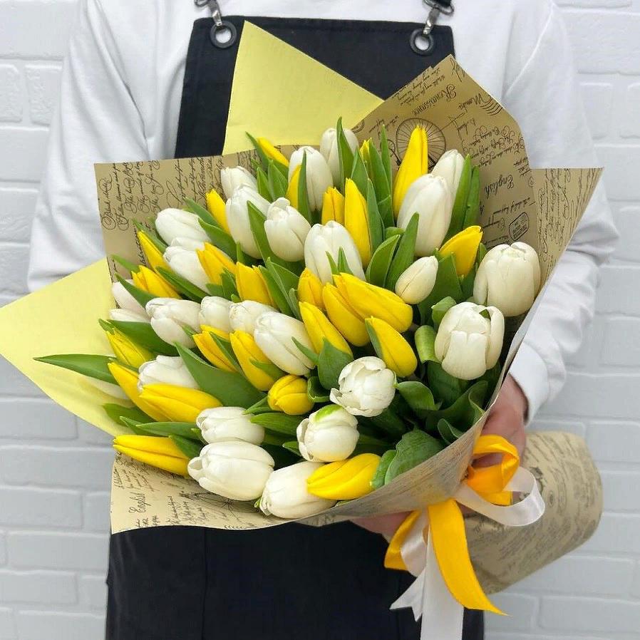 Букет из 51 белого и желтого тюльпана в оформлении