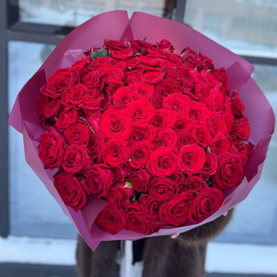 101 красная роза в оформлении