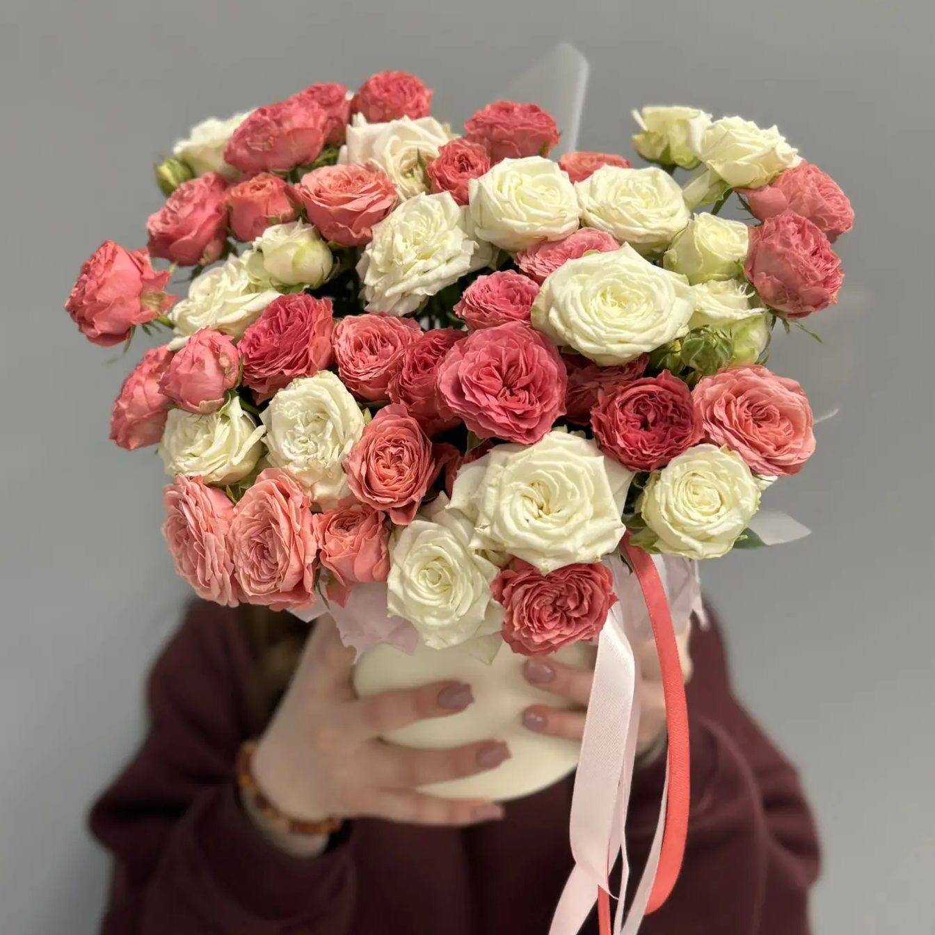 Нежный микс из кустовых роз  в коробке L